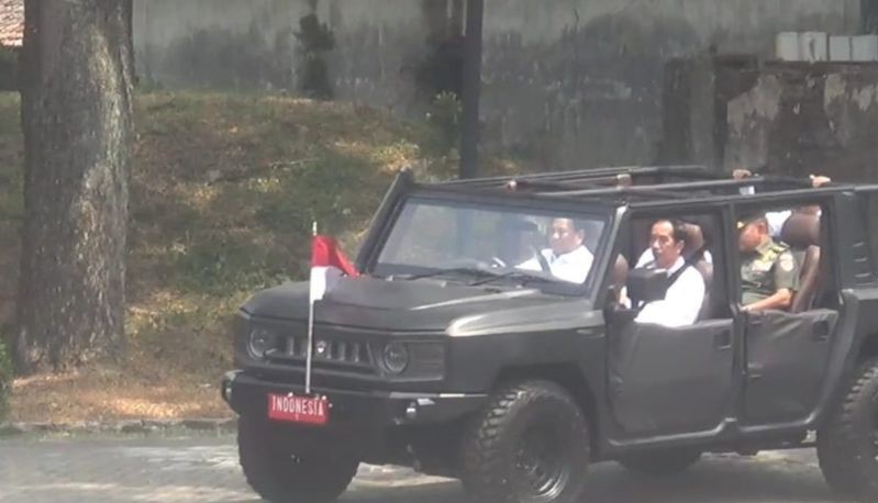 Presiden Joko Widodo (Jokowi) didampingi Menhan Prabowo Subianto, Kasad Jenderal TNI Dudung Abdurachman, dan Direktur Utama PT Pindad Abraham Mose menaiki Maung di PT Pindad, Bandung, Jawa Barat, Selasa (foto: gemapos/ antara)